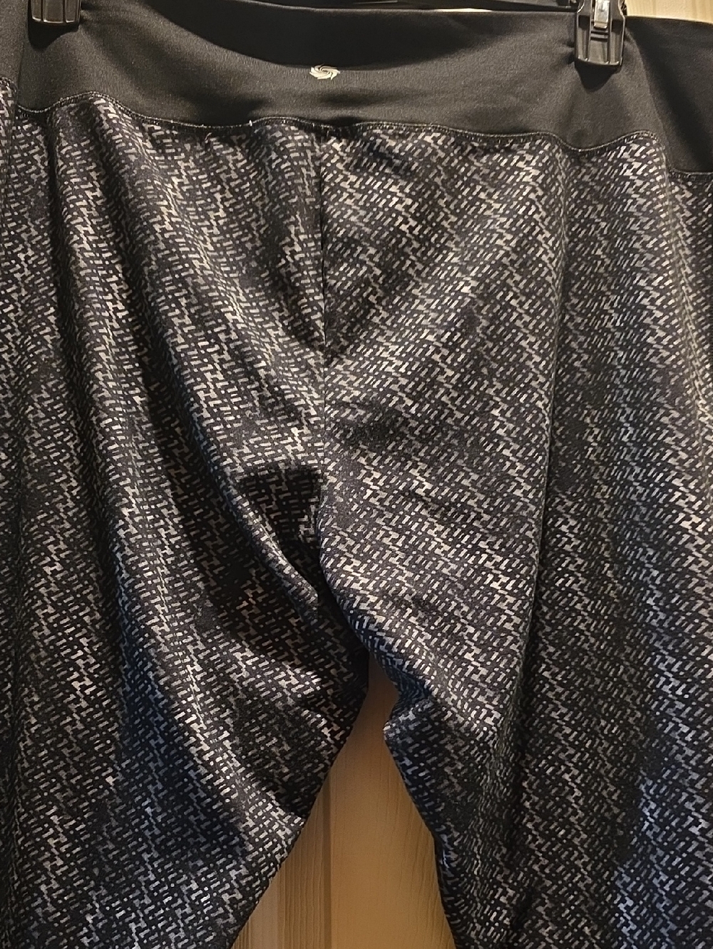 Black & Gray Patterned Active Capri Leggings - Picture 4 of 4